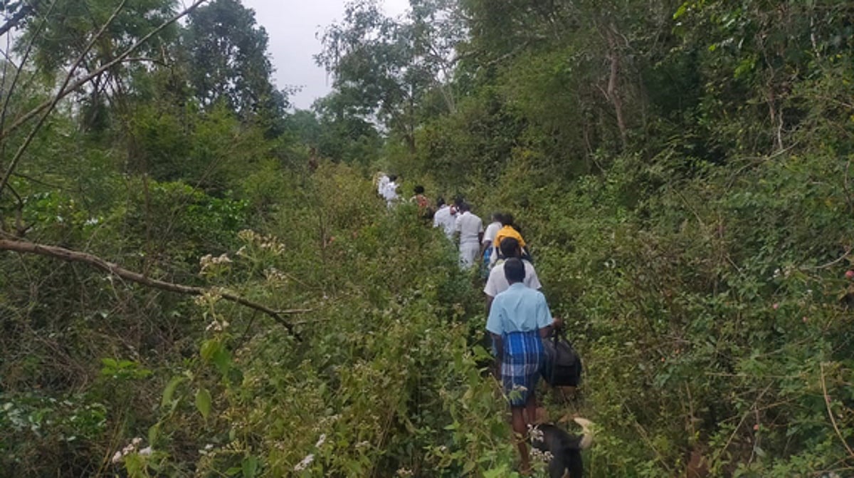 ஒற்றையடிப்பாதையில் ஆபத்தான பயணம்: தொட்டில் கட்டி தூக்கிச் செல்லப்படும் நோயாளிகள்