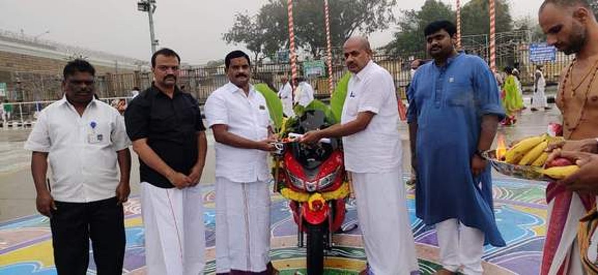 ஏழுமலையானுக்கு ஸ்கூட்டா் நன்கொடை