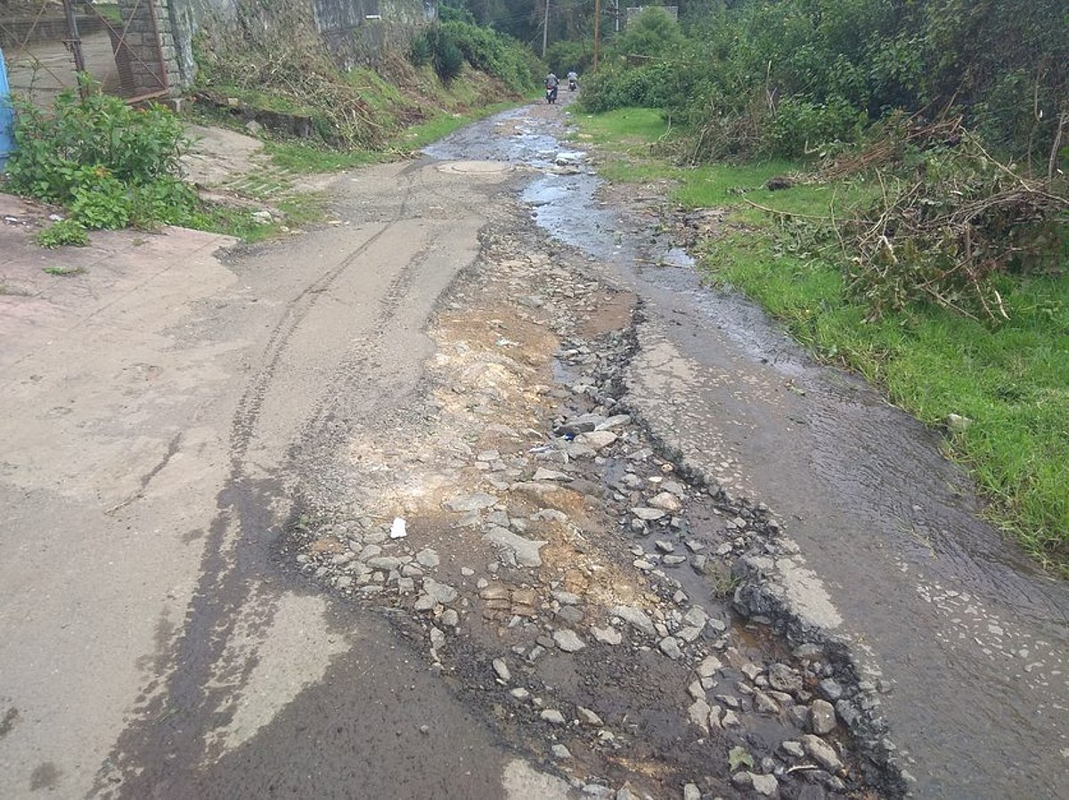 கொடைக்கானலில் சாலைகளை சீரமைக்கக் கோரிக்கை