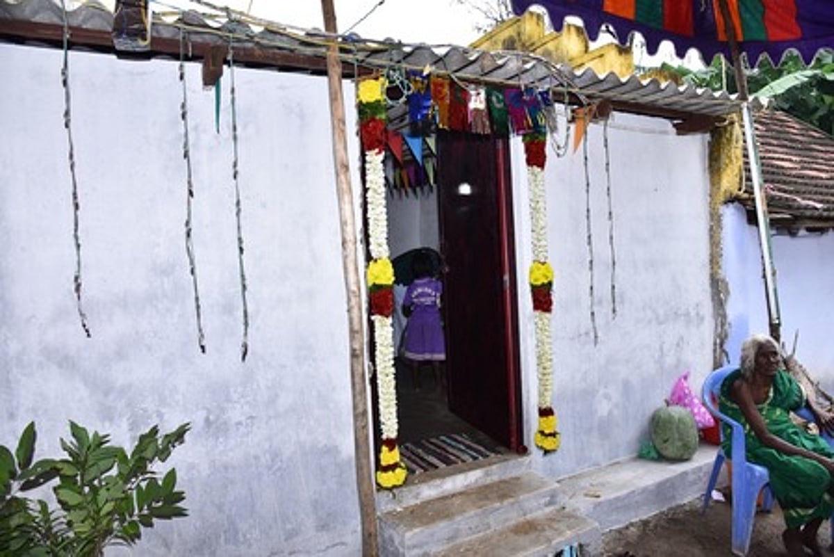 நத்தம் அருகே மூதாட்டிக்கு வீடு கட்டிக் கொடுத்த இளைஞா்கள்
