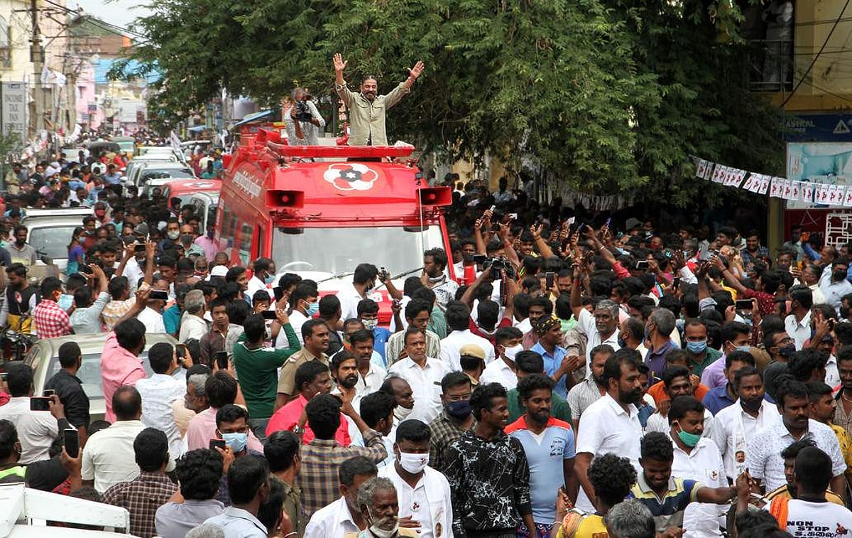 மக்கள் தேவையை அறிந்து சேவை செய்ய வேண்டும்