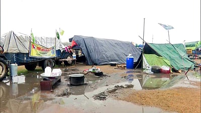 தில்லி மழையால் அவதி: 42-வது நாளாக தொடரும் விவசாயிகள் போராட்டம்