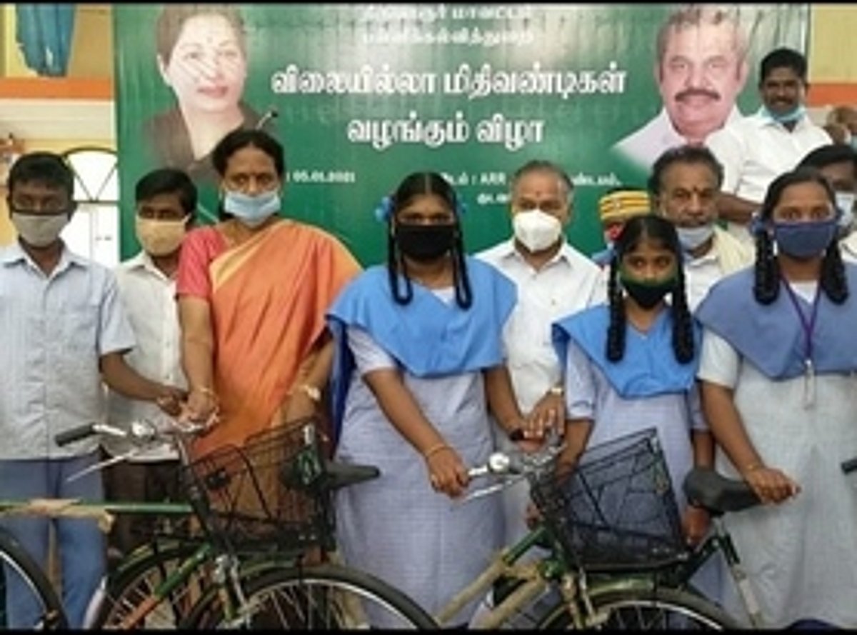 குழந்தைகளின் கல்வி இடைநின்றலை தவிா்க்க பெற்றோா்கள் கவனம் செலுத்த வேண்டும்: ஆட்சியா் அறிவுறுத்தல்