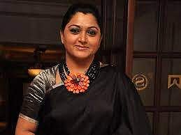 தீவிர அரசியலுக்கு தொடா்ந்து தடங்கலாக இருப்பதால் மகளிா் ஆணைய உறுப்பினா் பதவியிலிருந்து விலகல் -குஷ்பு 