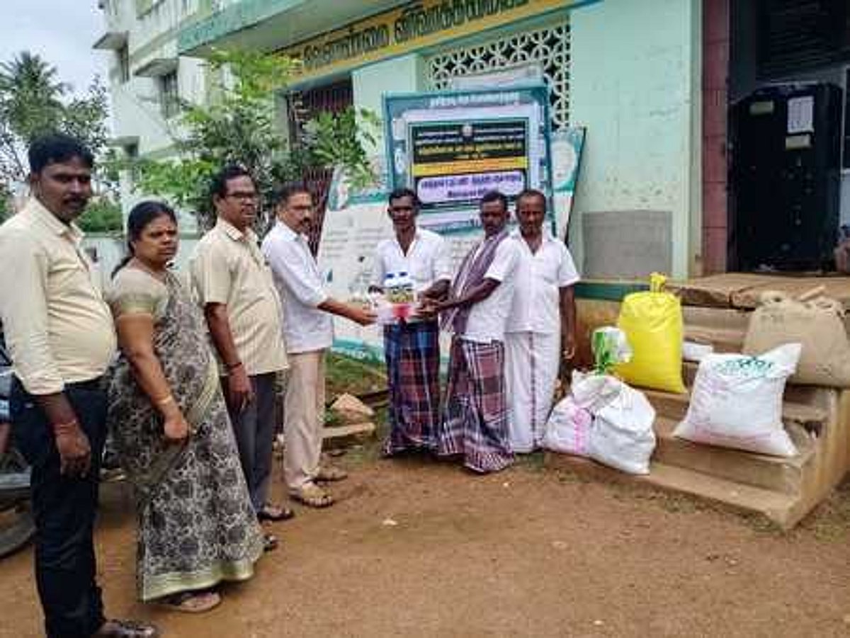 விவசாயிகளுக்கு இடுபொருள்கள் வழங்கல்