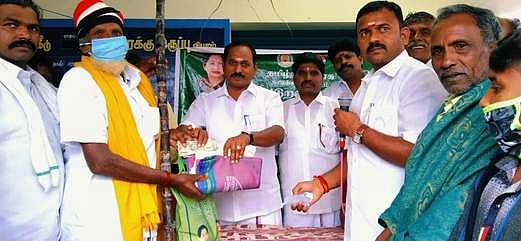 கொல்லிமலையில் பொங்கல் பரிசு தொகுப்பு : எம்எல்ஏ தொடங்கி வைத்தாா்