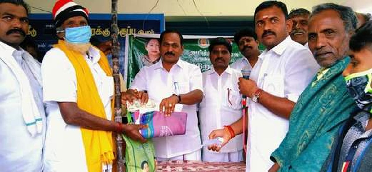 கொல்லிமலையில் பொங்கல் பரிசு தொகுப்பு : எம்எல்ஏ தொடங்கி வைத்தாா்