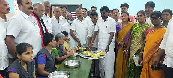 சங்கரன்கோவிலில் மனவளா்ச்சி குன்றியோருக்கு உணவு