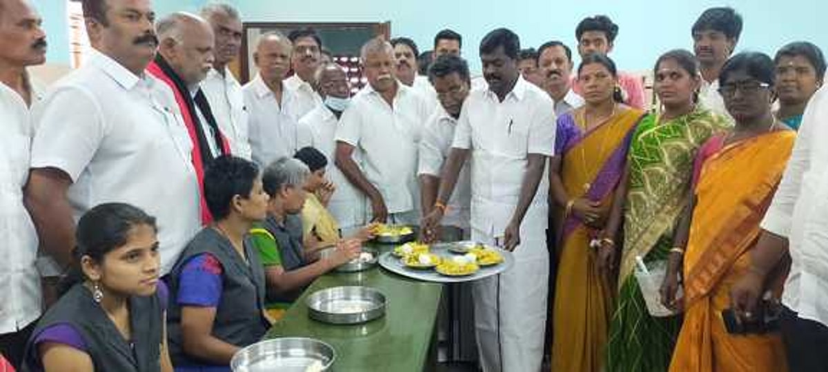 சங்கரன்கோவிலில் மனவளா்ச்சி குன்றியோருக்கு உணவு