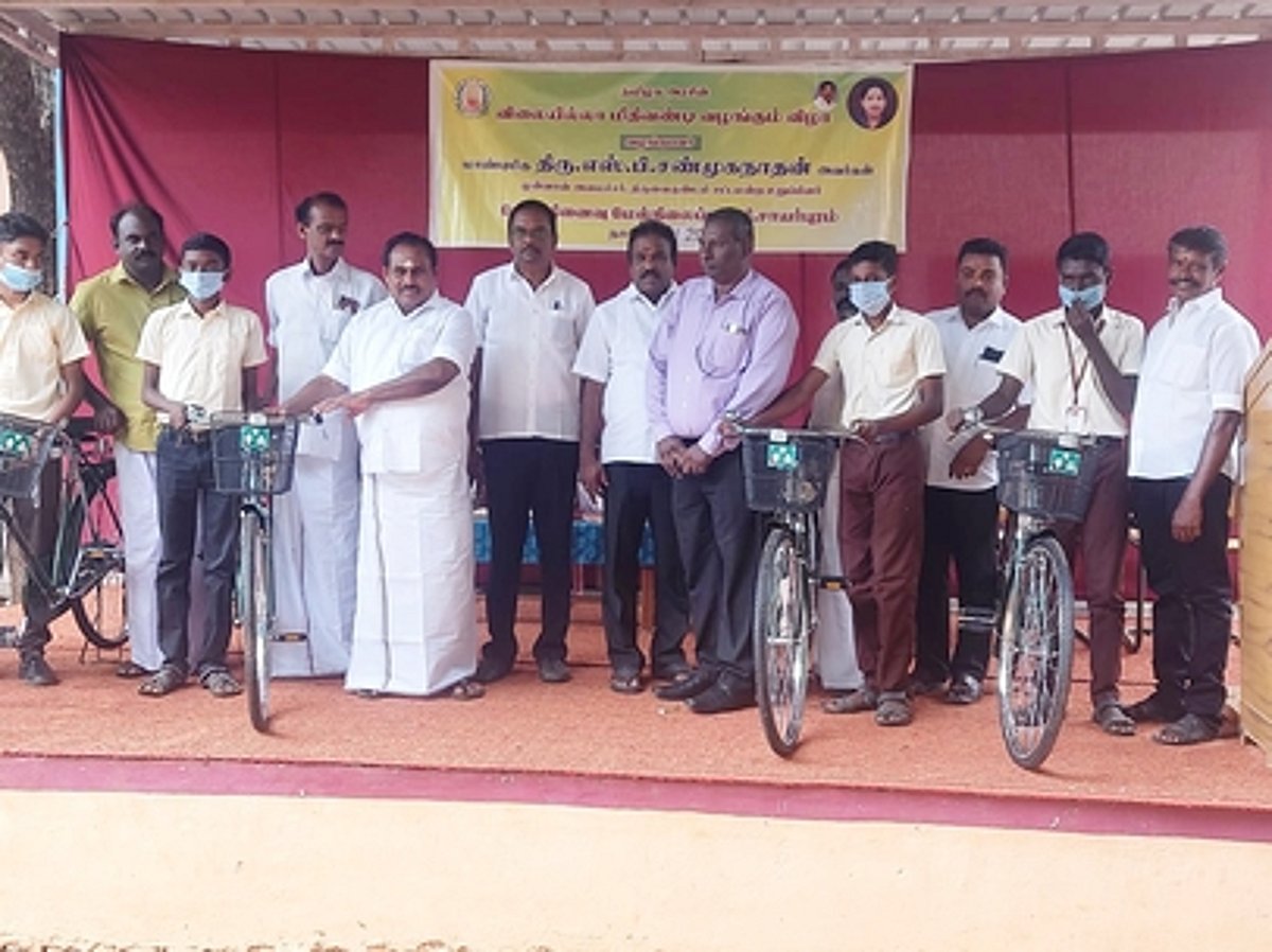சாயா்புரத்தில் பள்ளி மாணவா்களுக்கு இலவச சைக்கிள் அளிப்பு