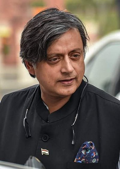 கரோனா பரவல்: குடியரசு தின விழாவை ரத்து செய்ய காங்கிரஸ் எம்.பி. சசிதரூர் வலியுறுத்தல்