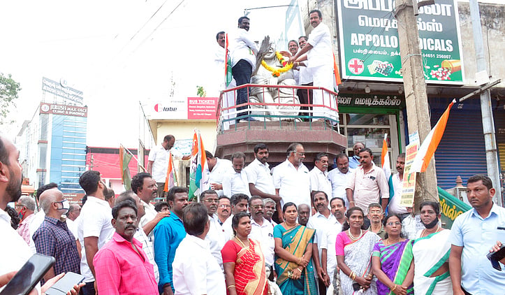 தலைவா்கள் சிலைக்கு காங்கிரஸ்  பொதுச் செயலா்கள்  மரியாதை