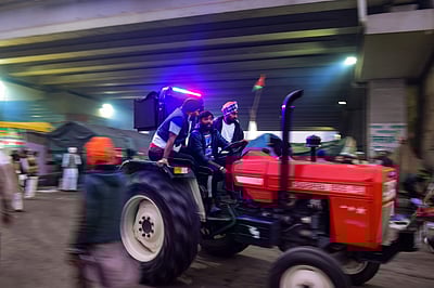 குடியரசு தின பேரணி: டிராக்டர் ஓட்டிப் பழகும் பெண்கள்