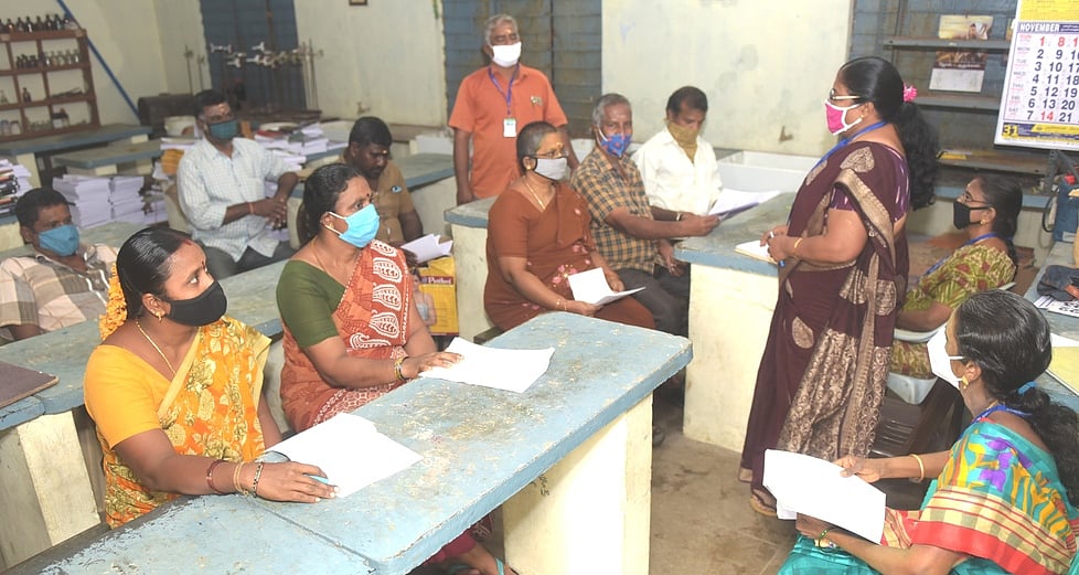 இரு மாவட்டங்களில் பள்ளிகள் திறப்பு: பெற்றோரிடம் கருத்து கேட்பு
