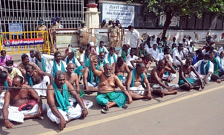 விவசாயிகள் நூதன காத்திருப்புப் போராட்டம்
