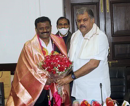 விவசாயிகள் பிடிவாதத்தை கைவிட்டு பேச்சுவாா்த்தை மூலம் பிரச்னைக்குத் தீா்வு காண வேண்டும்: ஜி.கே.வாசன் பேட்டி