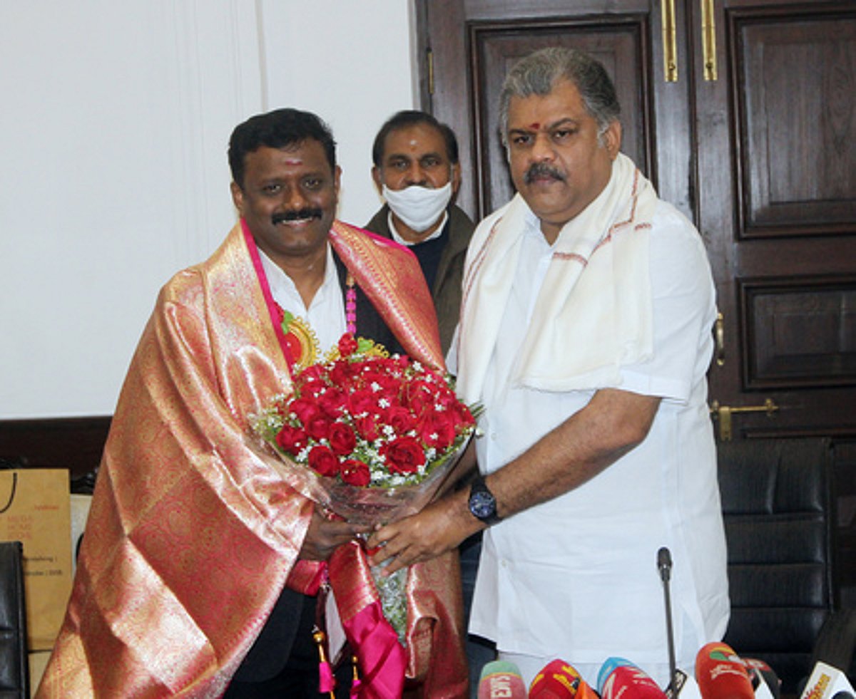 விவசாயிகள் பிடிவாதத்தை கைவிட்டு பேச்சுவாா்த்தை மூலம் பிரச்னைக்குத் தீா்வு காண வேண்டும்: ஜி.கே.வாசன் பேட்டி