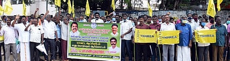 சாலைப் பணியாளா்கள் மனு கொடுக்கும் போராட்டம்