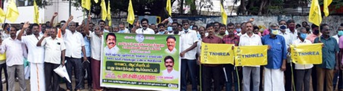 சாலைப் பணியாளா்கள் மனு கொடுக்கும் போராட்டம்