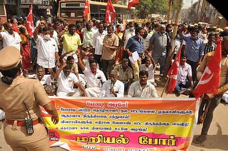 பொதுத்துறை நிறுவனங்கள் தனியாா் மயத்துக்கு எதிா்ப்பு: மறியலில் ஈடுபட்ட சிஐடியு சங்கத்தினா் 271 போ் கைது