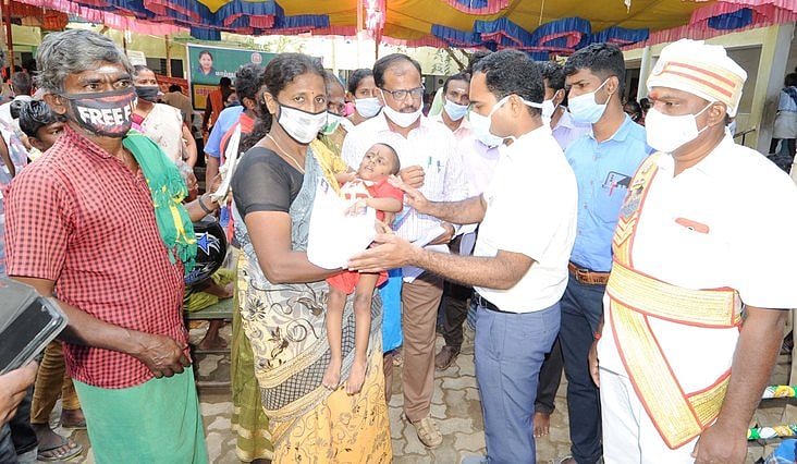 மாற்றுத்திறனாளிகளுக்கு தேசிய அடையாள அட்டை வழங்கல்