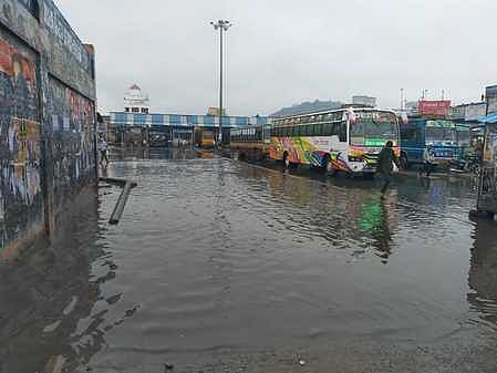 செஞ்சி பேருந்து நிலையதில் மழை வெள்ளம்: பயணிகள் அவதி.