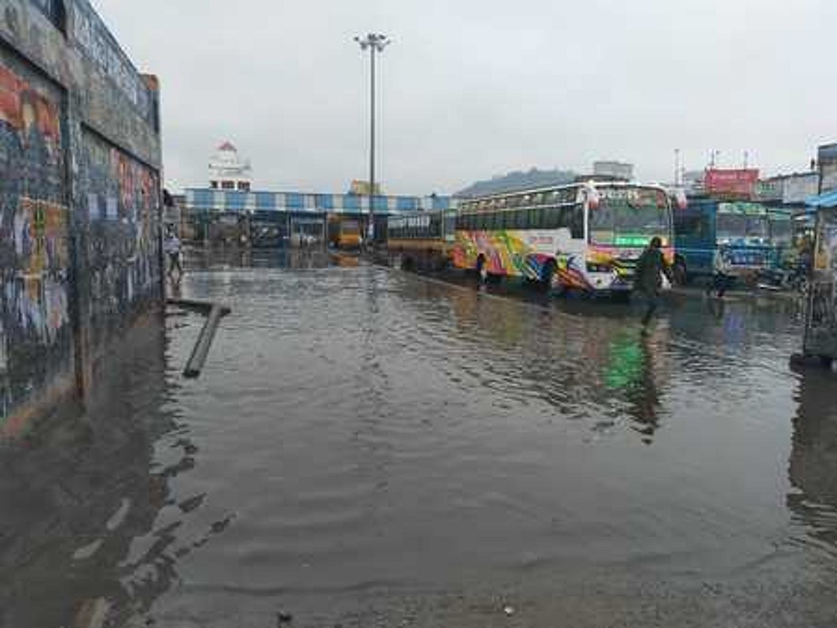 செஞ்சி பேருந்து நிலையதில் மழை வெள்ளம்: பயணிகள் அவதி.