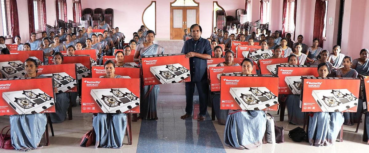 சுய உதவிக்குழு பணியாளா்களுக்கு எரிவாயு அடுப்பு பரிசளிப்பு