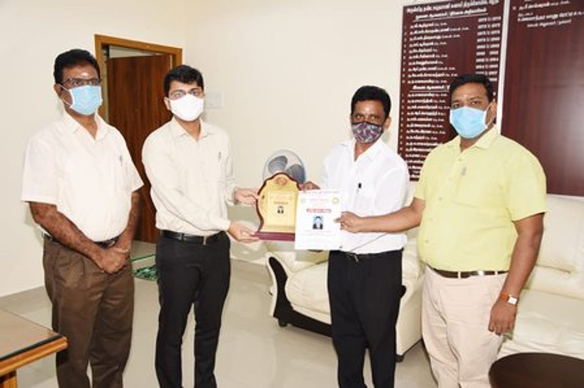 பழனியாண்டவா் கல்லூரி பேராசிரியருக்கு தமிழ் ரத்னா விருது