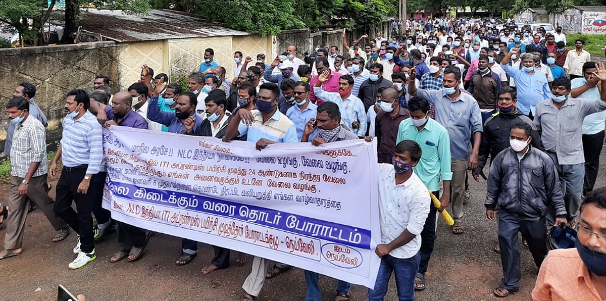 என்.எல்.சி.யில் தொழில் பழகுநா் பயிற்சி பெற்றவா்கள் பணி வழங்கக் கோரி போராட்டம்: 445 போ் கைது