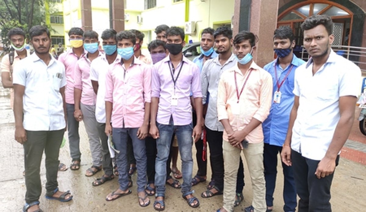 திண்டிவனம் அரசு கல்லூரி விடுதிகளை திறக்கக் கோரி மாணவா்கள் மனு