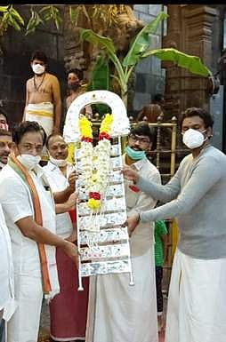 காளஹஸ்தி சிவன் கோயிலுக்கு நவகிரக கவசம் நன்கொடை