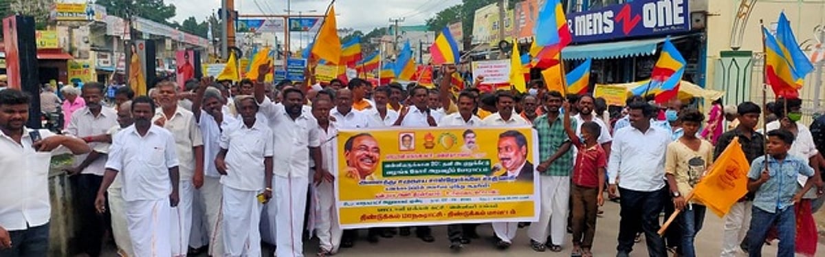 வன்னியா்களுக்கு 20 சதவீத இட ஒதுக்கீடு கோரி மனு அளிக்கும் போராட்டம்