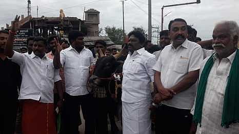 ஜல்லிக்கட்டு போட்டி நிபந்தனைகளை  தளா்த்தக் கோரி கண்டன ஆா்ப்பாட்டம்