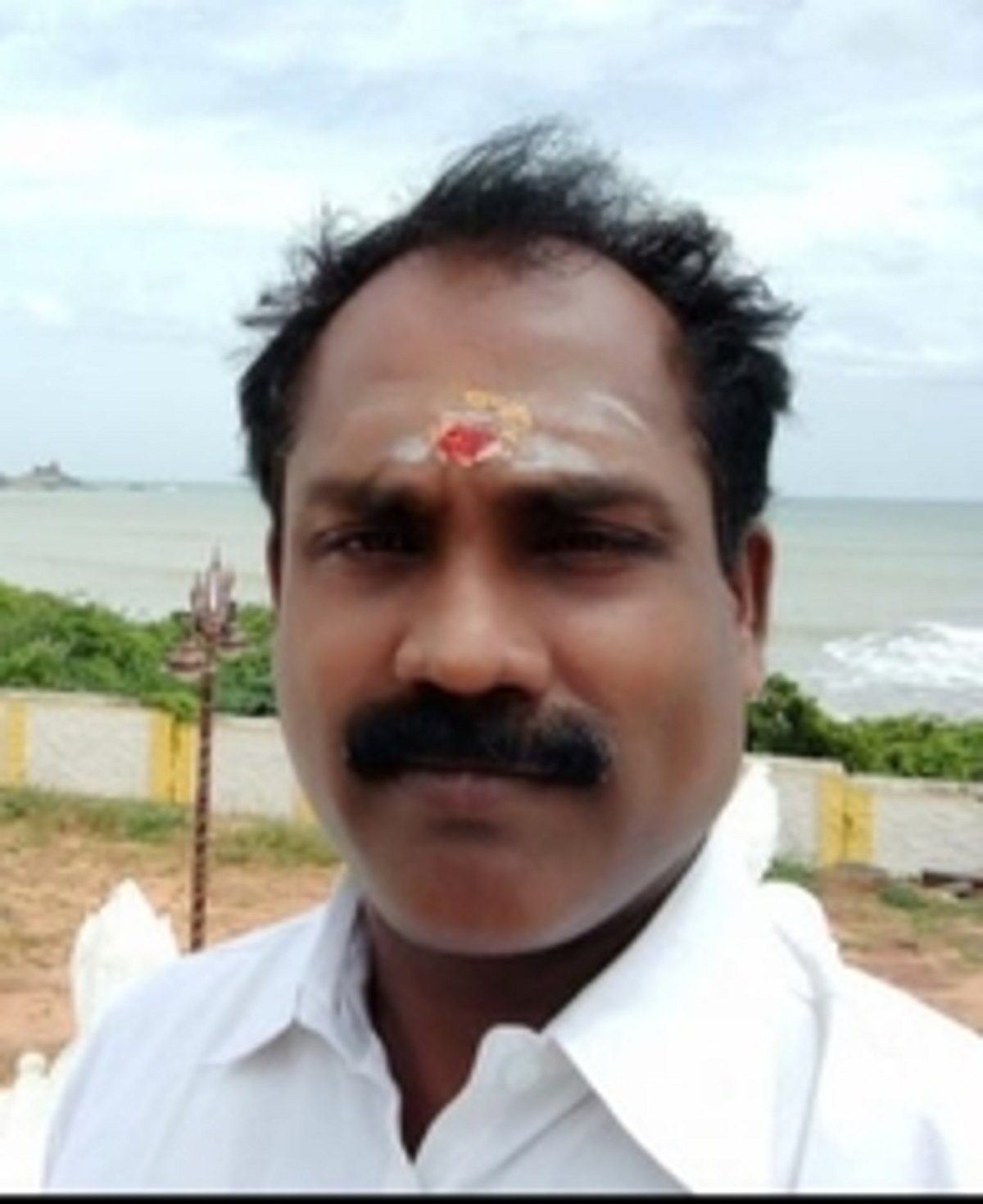 அபிராமம் அருகே காா்-பைக் மோதல்: பத்திர எழுத்தா் பலி