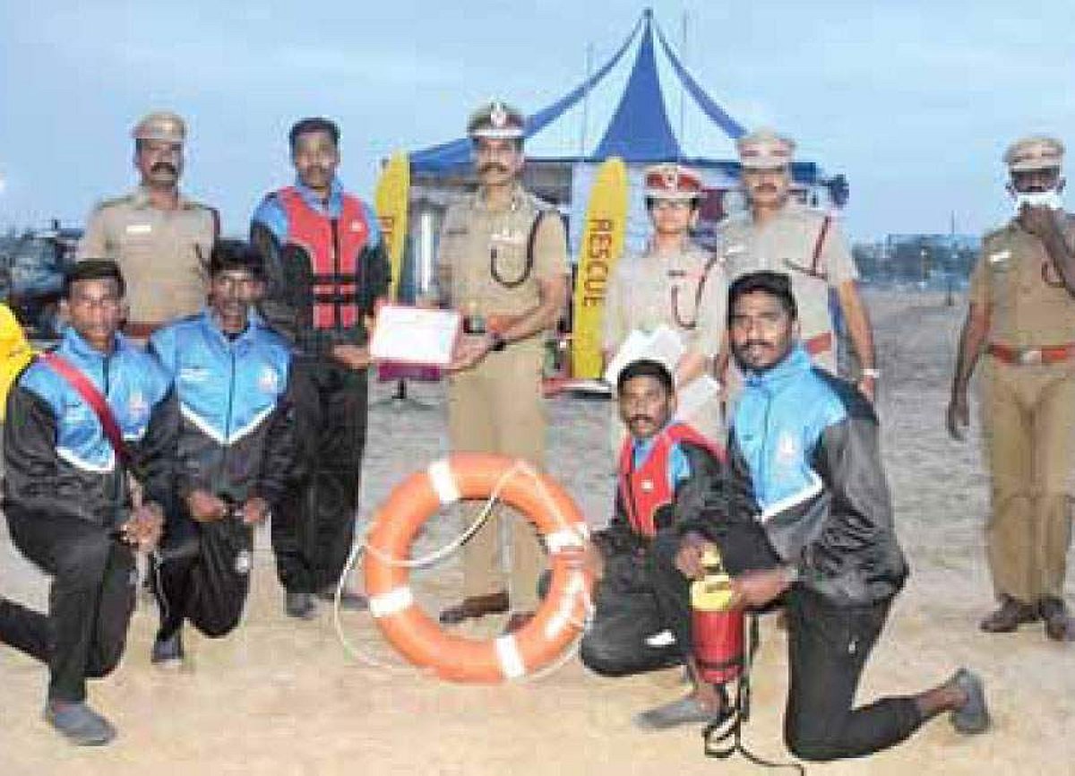 கடலில் தத்தளித்த மீனவா்கள்: தீயணைப்புப் படையினா் மீட்டனா்