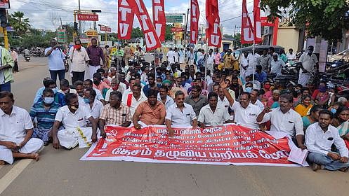 தஞ்சாவூா், கும்பகோணத்தில் சிஐடியு மறியல்: 135 போ் கைது