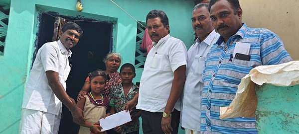தாய், தந்தை இழந்த குழந்தைகளுக்கு செட்டியார் பேரவைத் தலைவர் நிதி உதவி
