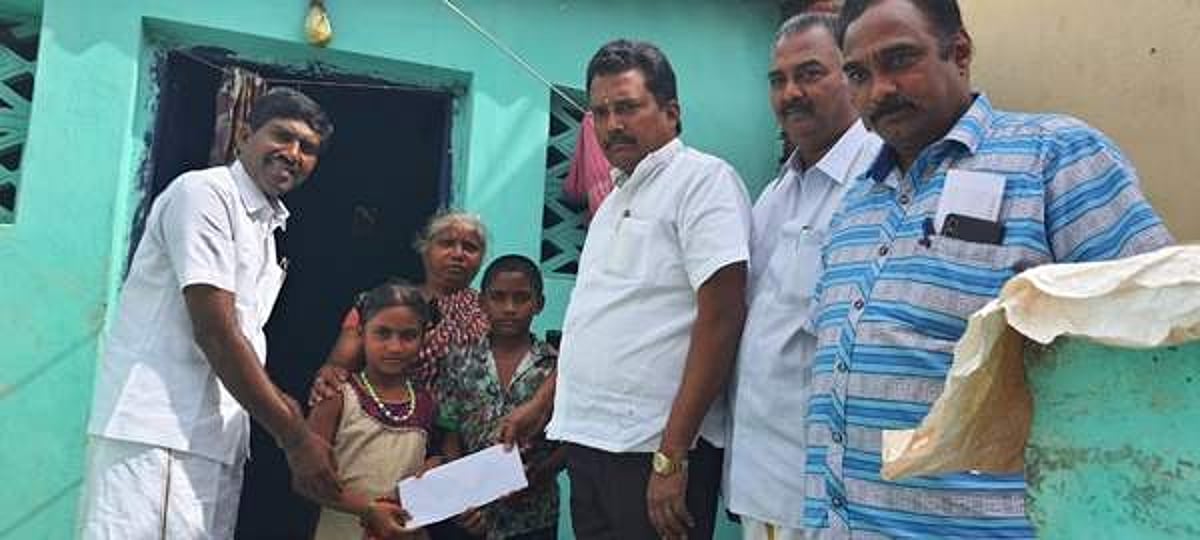 தாய், தந்தை இழந்த குழந்தைகளுக்கு செட்டியார் பேரவைத் தலைவர் நிதி உதவி