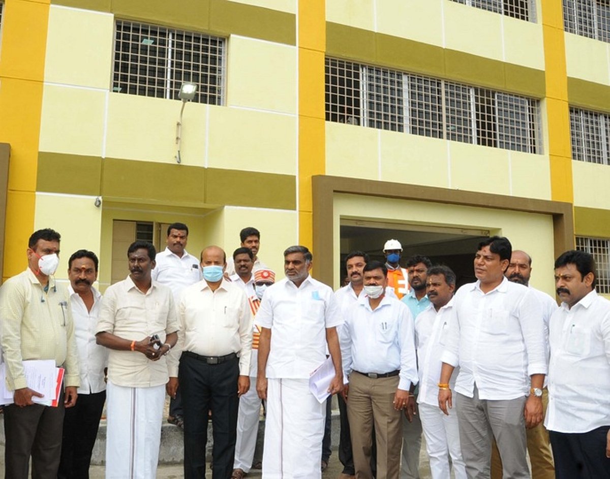 வேலூரில் ரூ. 11 கோடியில் மூன்றடுக்கு வாகன நிறுத்துமிடம் பணிகளை விரைந்து முடிக்க அமைச்சா் உத்தரவு