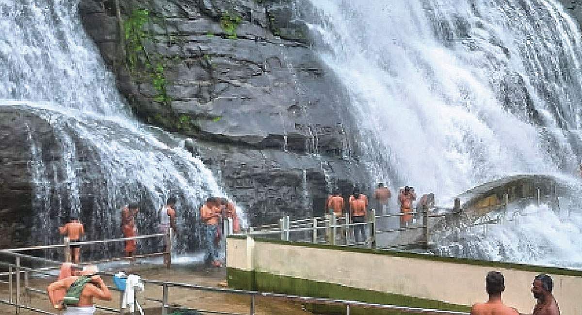 குற்றாலம் பேரருவியில் குளிக்க அனுமதி