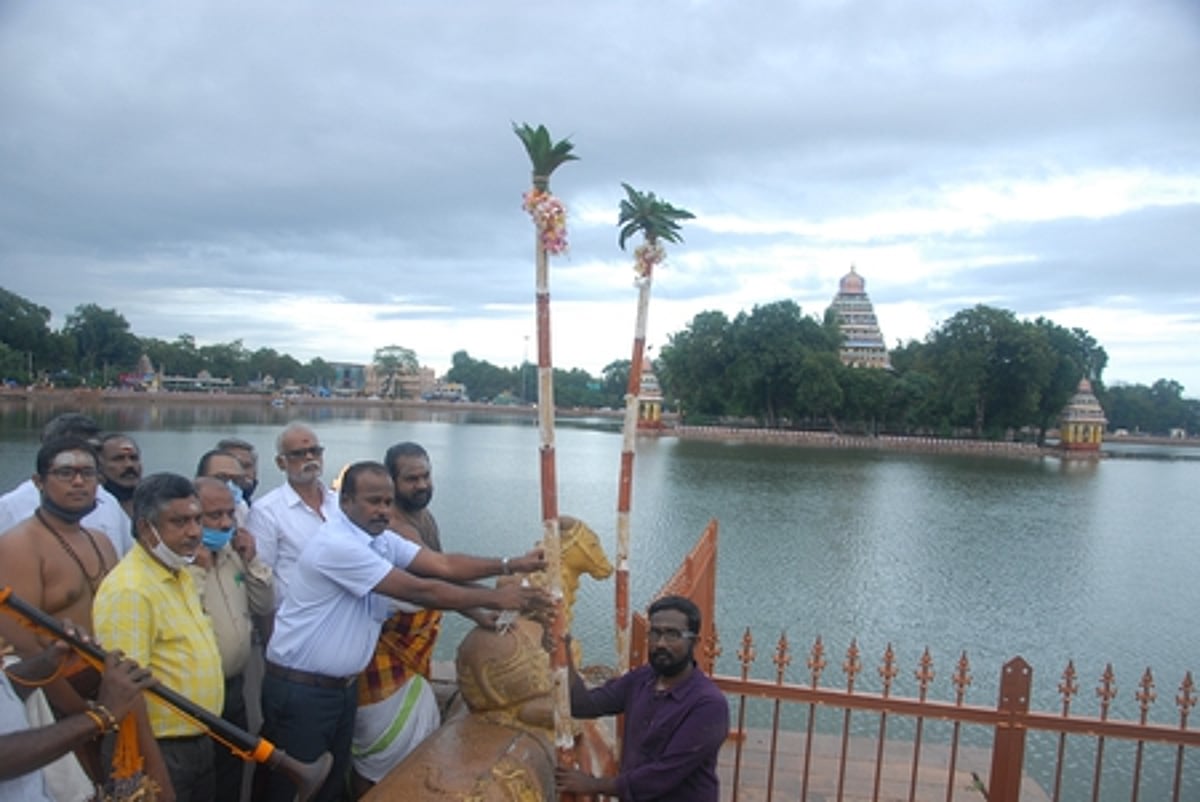 மீனாட்சி சுந்தரேசுவரா் கோயில் தெப்போற்சவ முகூா்த்தக்கால் நடும் விழா