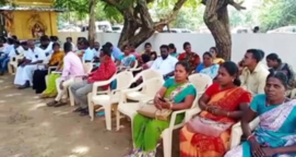 காரைக்குடியில் கிராம உதவியாளா்கள் காத்திருப்புப் போராட்டம்