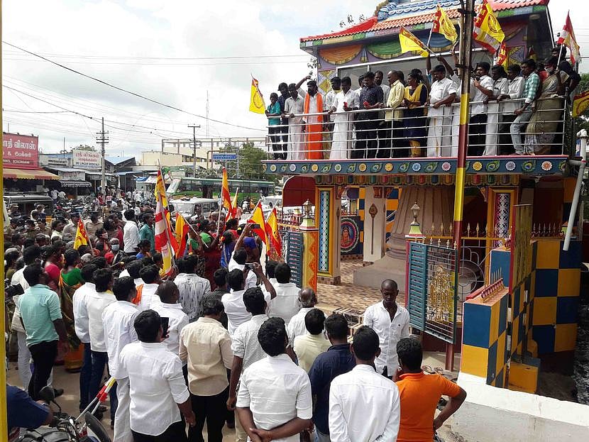 காவல் துறையைக் கண்டித்துஆா்ப்பாட்டம்: 164 போ் கைது