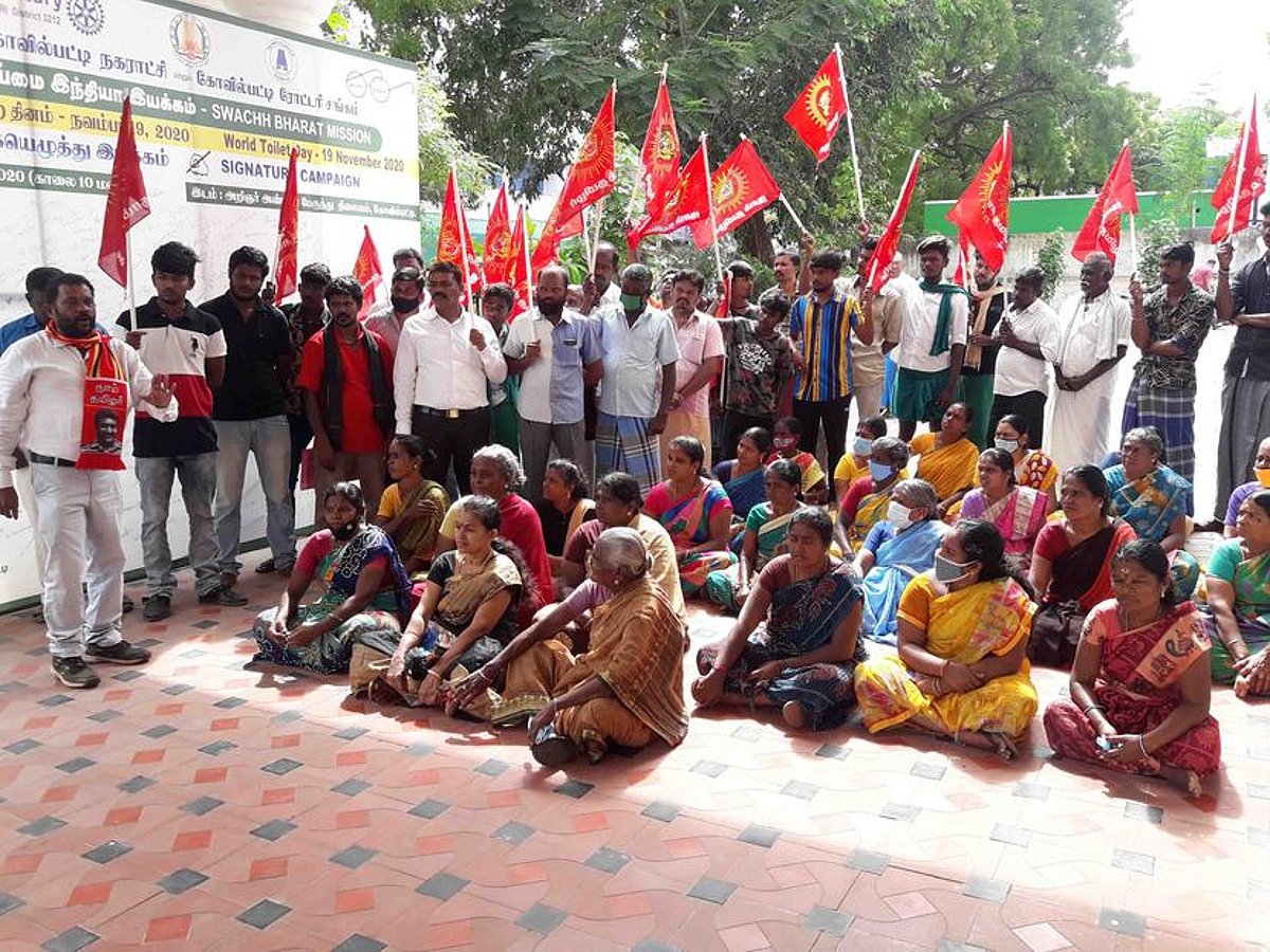 அடிப்படை வசதிகள் கோரி நகராட்சி அலுவலகம் முற்றுகை