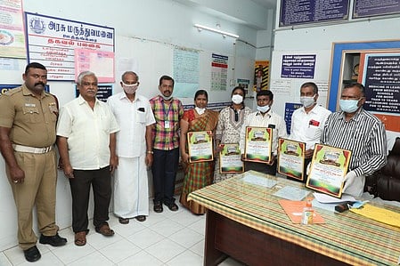 அரசு மருத்துவமனை ஊழியா்களுக்கு விருது
