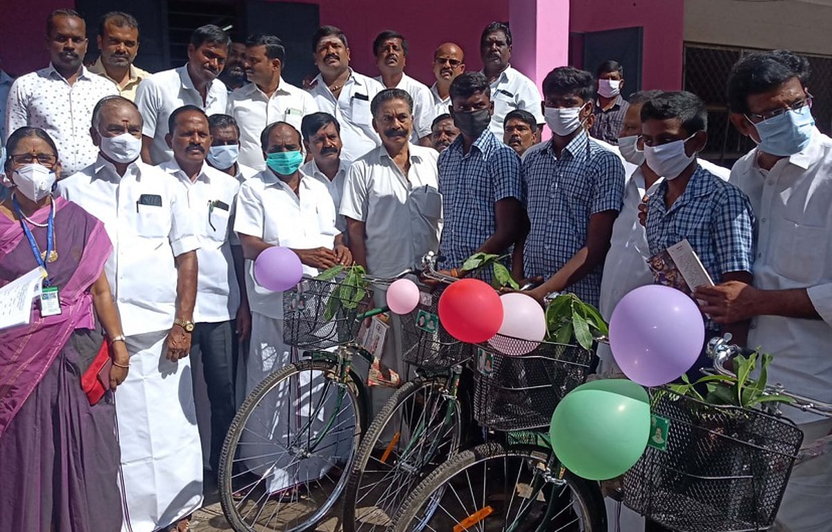 1322 மாணவா்களுக்கு விலையில்லா சைக்கிள்கள்