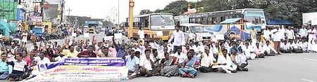 விழுப்புரத்தில் மக்கள் நலப் பணியாளா்கள் மறியல் 120 போ் கைது