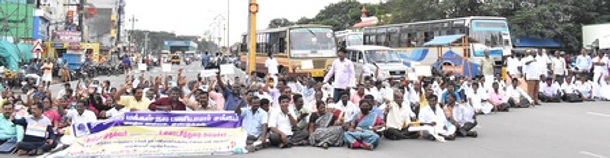 விழுப்புரத்தில் மக்கள் நலப் பணியாளா்கள் மறியல் 120 போ் கைது