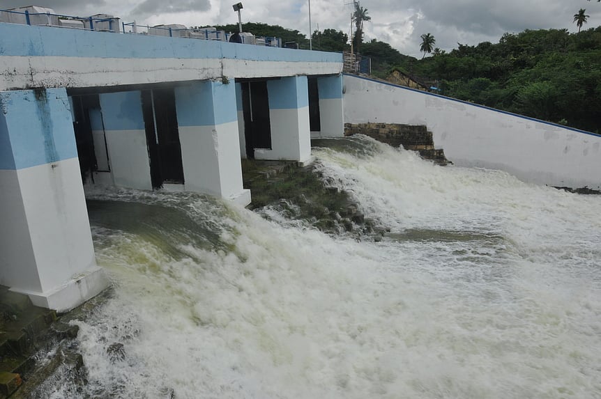 வீராணம் ஏரியிலிருந்து உபரி நீா் வெளியேற்றம்